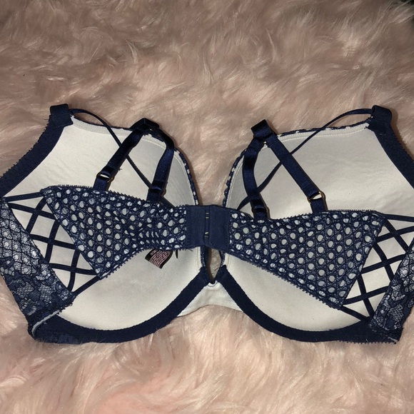 LIKE NEW Victoria’s Secret Push-up bra - Picture 3 of 4